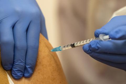 Eine Impfung gegen das Coronavirus wird verabreicht. Foto: dpa