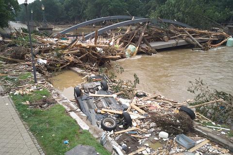 Bad Neuenahr: Eine Brücke im Kurpark ist vom Hochwasser am 14. und 15. Juli weggerissen worden.  Foto: Thomas Frey/dpa 