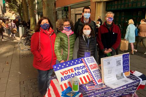 An ihrem Stand in der Wiesbadener Innenstadt wollen die Democrats Abroad in Deutschland lebende US-Bürger vom Wählen überzeugen. Foto: Fabian Goebel 
