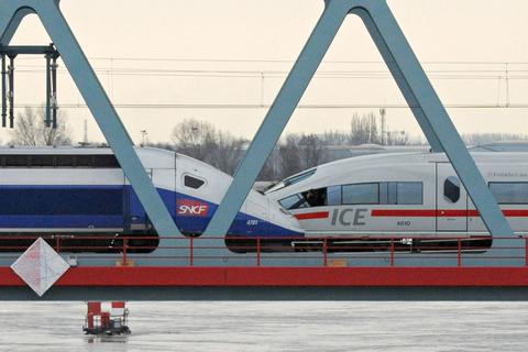 Ein Teil der TGV- und ICE-Züge zwischen Frankfurt sowie Stuttgart und Paris fällt aufgrund eines Bahnstreiks in Frankreich aus, teilte die SNCF mit.