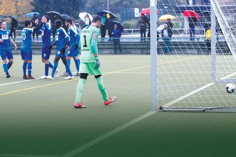 Im ersten Duell dieser Bezirksliga-Saison hatte die Eintracht-Reserve (in blauen Trikots) gegen Karadeniz 4:2 die Nase vorne. Foto: Mario Luge