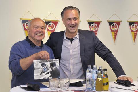 Waldhof-Buwe unter sich: Maurizio Gaudino (rechts) und sein ehemaliger Trainer und Mentor Klaus Schlappner, unter dem er 1984 sein Debüt in der Fußball-Bundesliga feiert. 1993 wechselt Gaudino aus Stuttgart zur Eintracht nach Frankfurt. Foto: Alfred Gerold