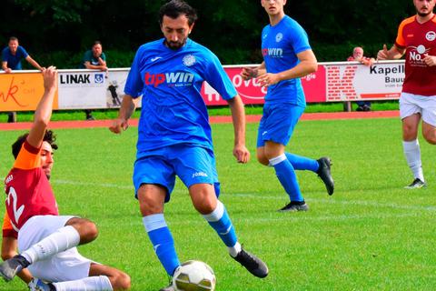 Garik Rafaelyan (blaues Trikot) setzt sich gegen Hanaus Menon Azizi durch und erzielt drei Tore für Nidda.  Foto: erg 