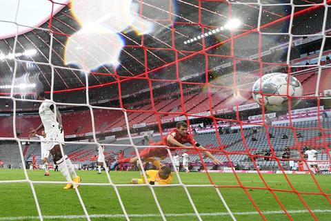 Thomas Müller vom FC Bayern schießt das Tor zum 2:0, was auch der Stand zur Halbzeit war. Foto: Andreas Gebert/Reuters-Pool/dpa