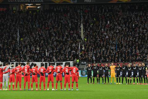 Mannschaften und Zuschauer gedenken vor dem Anpfiff mit einer Schweigeminute der Opfer des rassistischen Anschlags von Hanau. Foto: dpa