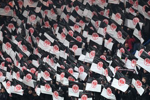 Die Fans von Fußball-Bundesligist Eintracht Frankfurt feuern ihr Team an. Foto: dpa