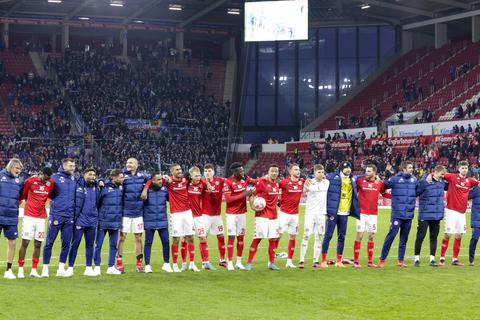 Die 05-Mannschaft feiert nach dem Sieg gegen den VfL Bochum.