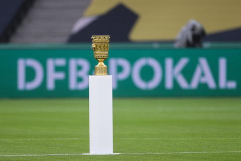 Der DFB-Pokal im Berliner Olympiastadion. Foto: dpa