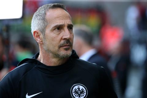 Eintracht-Trainer Adi Hütter lobt sein Team und spricht über Bruno Hübner, Fredi Bobic und einen Neuzugang. Foto: dpa