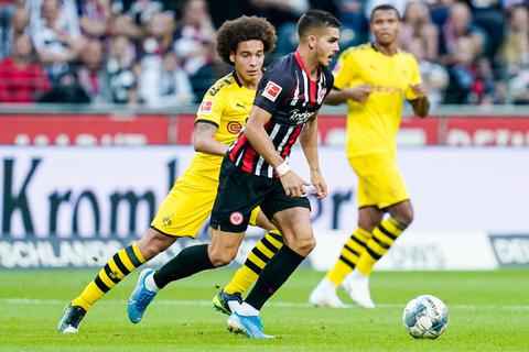 Dortmunds Axel Witsel (l.) versucht Frankfurts Andre Silva den Ball abzunehmen. Foto: dpa