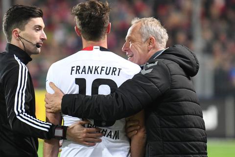 Freiburgs Trainer Christian Streich (rechts) umarmt den Kapitän der Frankfurter Eintracht, David Abraham. Foto: dpa