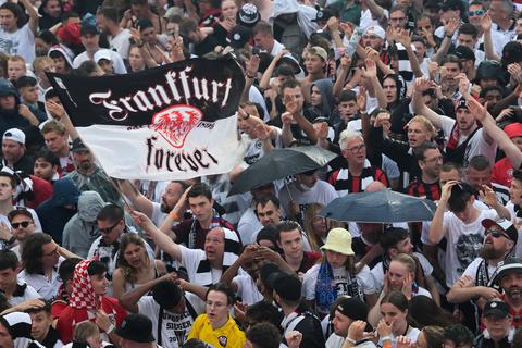 Fans von Eintracht Frankfurt feiern nach dem Europa-League-Sieg auf dem Römer. Archivfoto: dpa/Sebastian Gollnow