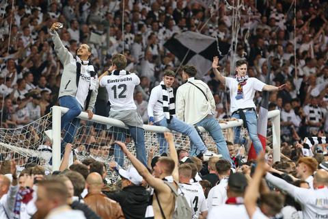 Kein Halten mehr: Eintracht-Fans stürmen nach dem Finaleinzug auf den Platz. Foto: dpa