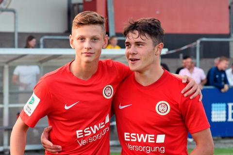 Heimische Fußball-Talente im Dress des SV Wehen Wiesbaden: Eric Scheidt (links) und Phil Reuter. Foto: jf 