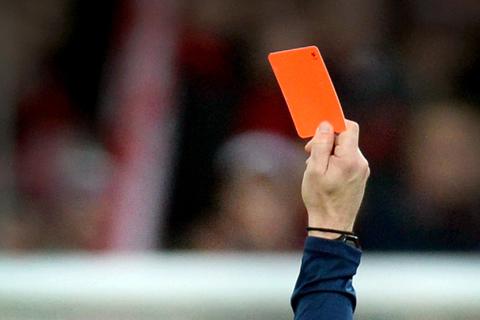 Ein Schiedsrichter zeigt einem Fußballspieler die rote Karte.  Foto: Patrick Seeger/dpa