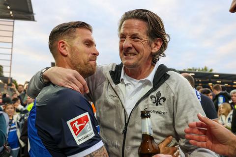 Fest im Arm: Tobias Kempe und Carsten Wehlmann feiern den Aufsteg in die Bundesliga.