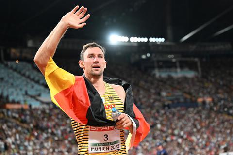 Der Mainzer Goldjunge Niklas Kaul bejubelt seinen EM-Titel. Foto: dpa /Sven Hoppe