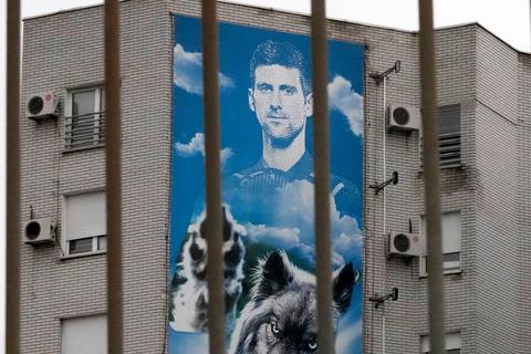 Der Einreise-Krimi um den serbischen Tennisstar und Impfskeptiker Novak Djokovic spitzt sich immer mehr zu und beschäftigt längst Justiz und Politik.  Symbolfoto: dpa