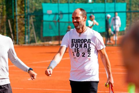 Vom Fußball- auf den Tennisplatz: Ralf Weber (rechts) war einer der Prominenten, die bei der TEC-Trophy spielten.  Foto: Guido Schiek 
