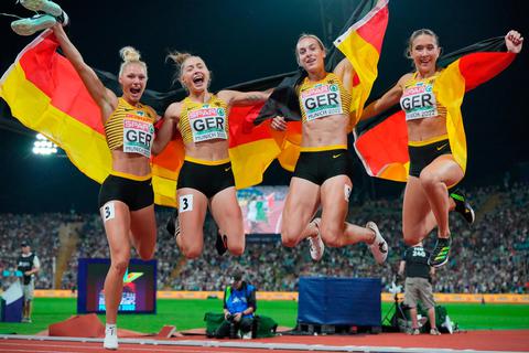Goldiger Abschluss einer tollen EM: (v.l.) Lisa Mayer, Gina Lückenkemper, Alexandra Burghardt und Rebekka Haase holen im Münchener Olympiastadion den Titel mit der deutschen Sprintstaffel.