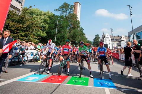 Marburgs Oberbürgermeister Thomas Spies (l.) heißt die Radprofis beim Startpunkt der zweiten Etappe zur Deutschland-Tour auf der Biegenstraße. Archivfoto: imago 