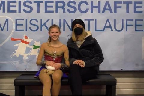 Nelly Olszowski und Trainerin Lara Weigold warten gespannt auf die Wertungen des 13-jährigen Talents des EC Lauterbach.  Foto:Weigold 