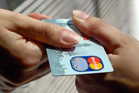 Für das Bezahlen mit einer Kreditkarte im Ausland fallen in der gesamten Eurozone keine Gebühren an. Foto: dpa