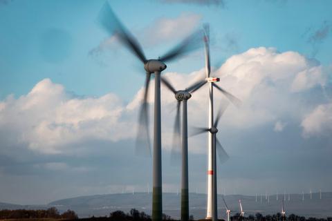 Die deutsche Windindustrie ist zuversichtlich, dass sich in der Republik bis 2032 deutlich mehr Rotoren drehen.  Foto: dpa 