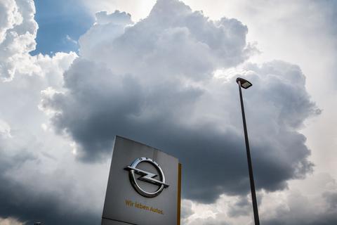 Das Firmenlogo am Stammsitz von Opel in Rüsselsheim. Foto: dpa
