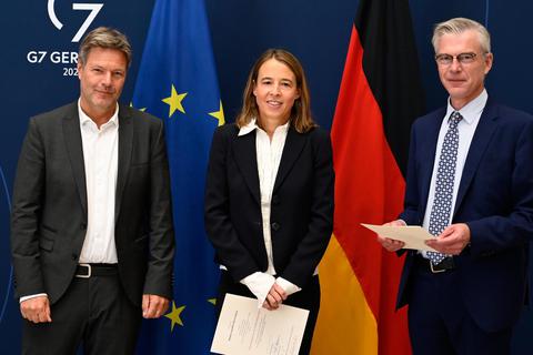 Die neuen Wirtschaftsweisen Ulrike Malmendier und Martin Werding (rechts) können mit der Arbeit loslegen. Links im Bild: Bundeswirtschaftsminister Robert Habeck (Grüne). © BMWK/Andreas Mertens