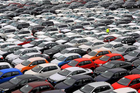 Warten auf Kunden: Nur langsam scheint sich der Kaufstau am deutschen Automarkt aufzulösen. Foto: dpa