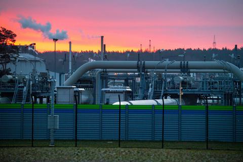 Blick auf Rohrsysteme und Absperrvorrichtungen in der Gasempfangsstation der umstrittenen Ostseepipeline Nord Stream 2. Unbestritten ist die Abhängigkeit Deutschlands von dem Rohstoff. Etwa 55 Prozent der Erdgas-Einfuhren kommen aus Russland. Foto: dpa