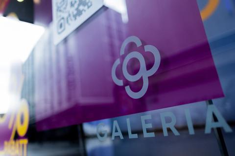 Blick auf das neue Logo des Warenhauskonzerns Galeria Karstadt Kaufhof.