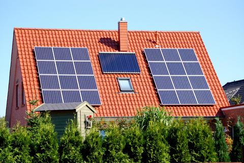 Hausbesitzer müssen Geduld mitbringen, wenn sie eine Photovoltaikanlage installieren wollen. Foto: Otmar Smit - Adobe Stock