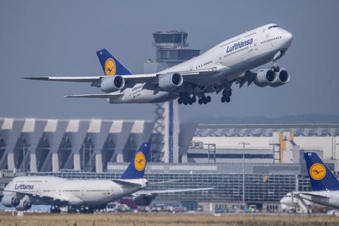 Lufthansa-Jets in Frankfurt – die Airline erprobt derzeit den Einsatz von Schnelltests. Foto: dpa
