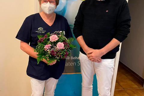 Dr. Stefan Serguhn verabschiedet Irma Zinn in den Ruhestand.  Foto: Praxis Serguhn 