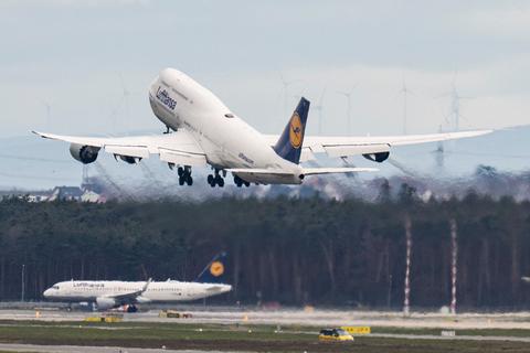 Eine Passagiermaschine der Lufthansa am Flughafen Frankfurt.