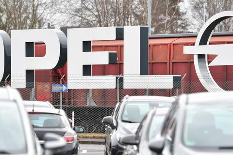 Das Logo des Aumobilherstellers Opel steht an der Fabrik in Kaiserslautern. Archivfoto: dpa