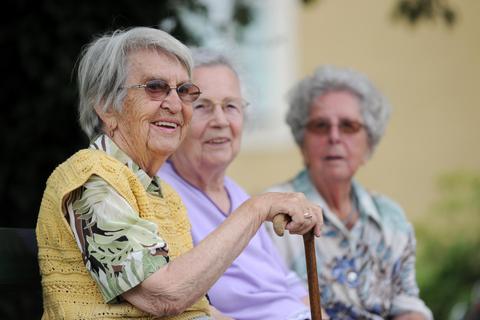 Von ihren Altersbezügen müssen diese drei Damen 50 Prozent versteuern. Wer in diesem Jahr in den Ruhestand geht, muss 80 Prozent seiner Rente versteuern. Archivfoto: dpa