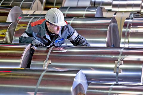 Gute Geschäfte haben dem Stahlkonzern Outokumpu 2021 einen Rekordgewinn beschert. Davon profitieren jetzt auch die Mitarbeiter im Dillenburger Stahlwerk mit einem Bonus. Archivfoto: Outokumpu 