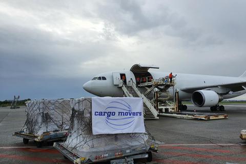 Für medizinisches Material von Belgien nach Libyen hat das Unternehmen zwei Airbus A300 gemietet (großes Bild). In dieser Antonov gehen Zelte nach Libyen (kleines Bild). Fotos: Cargo Movers