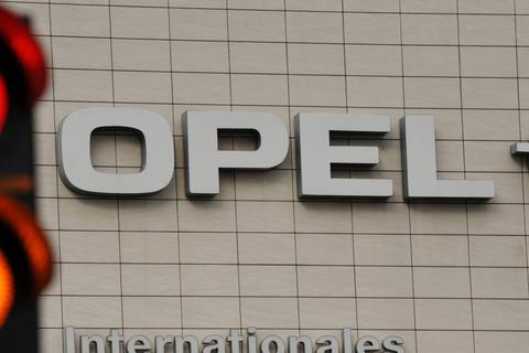 Warten auf grünes Licht: Der französische Entwicklungsdienstleister Segula kämpft um Opel-Mitarbeiter.   Foto: dpa