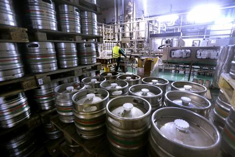 Die Fassbierproduktion, wie hier bei der Pfungstädter Brauerei, wird in den kommenden Wochen erst wieder anlaufen. Archivfoto: André Hirtz