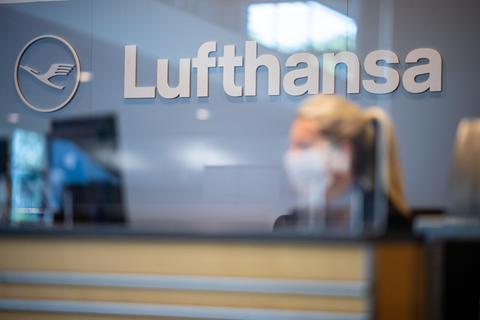 Bei Lufthansa wird betont, dass es keine neuen Abbaupläne gibt und weiterhin davon ausgegangen wird, dass rein rechnerisch 22 000 Vollzeitstellen – davon die Hälfte in Deutschland – zu viel an Bord sind. Foto: dpa